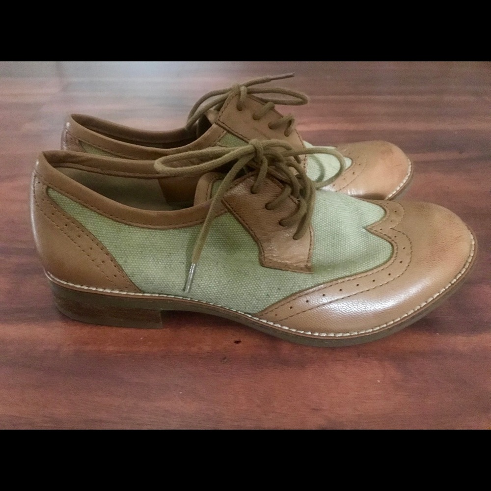 Gianni Bini Leather Wing-Tip  tan/brown leather